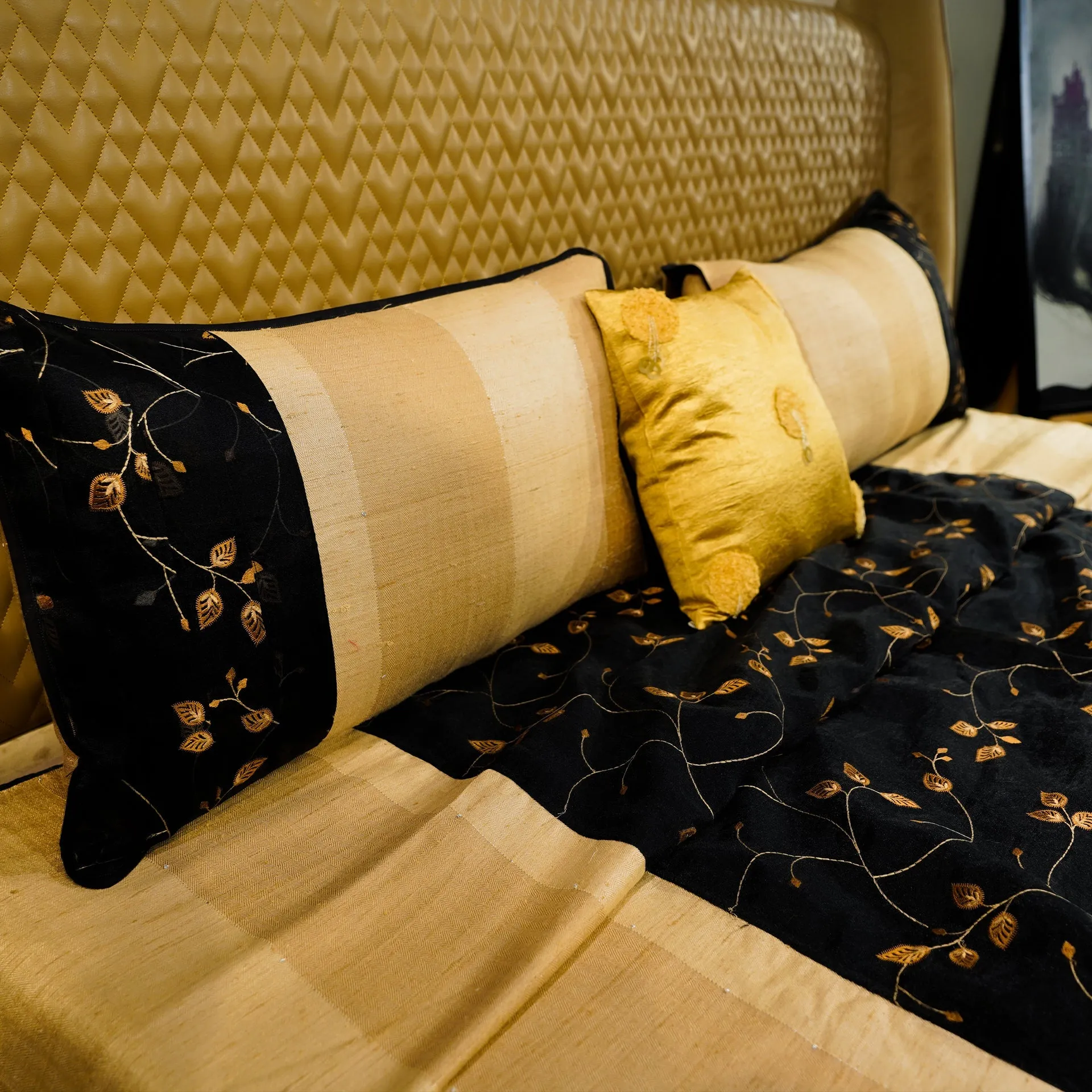Floral Noir Elegance Bed Cover
