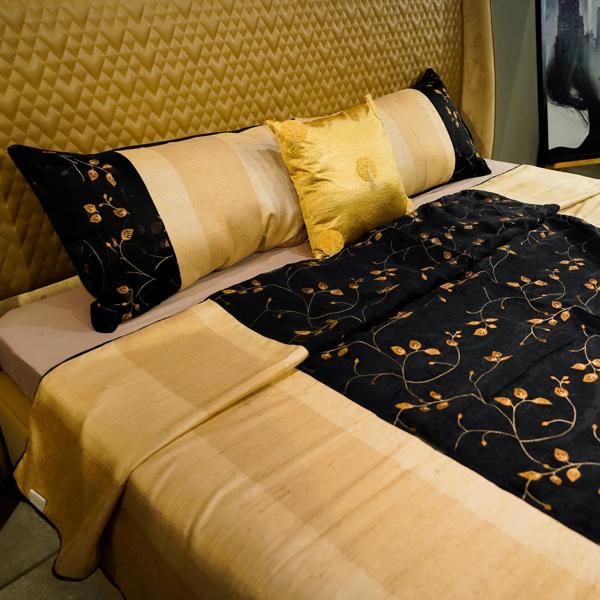 Floral Noir Elegance Bed Cover