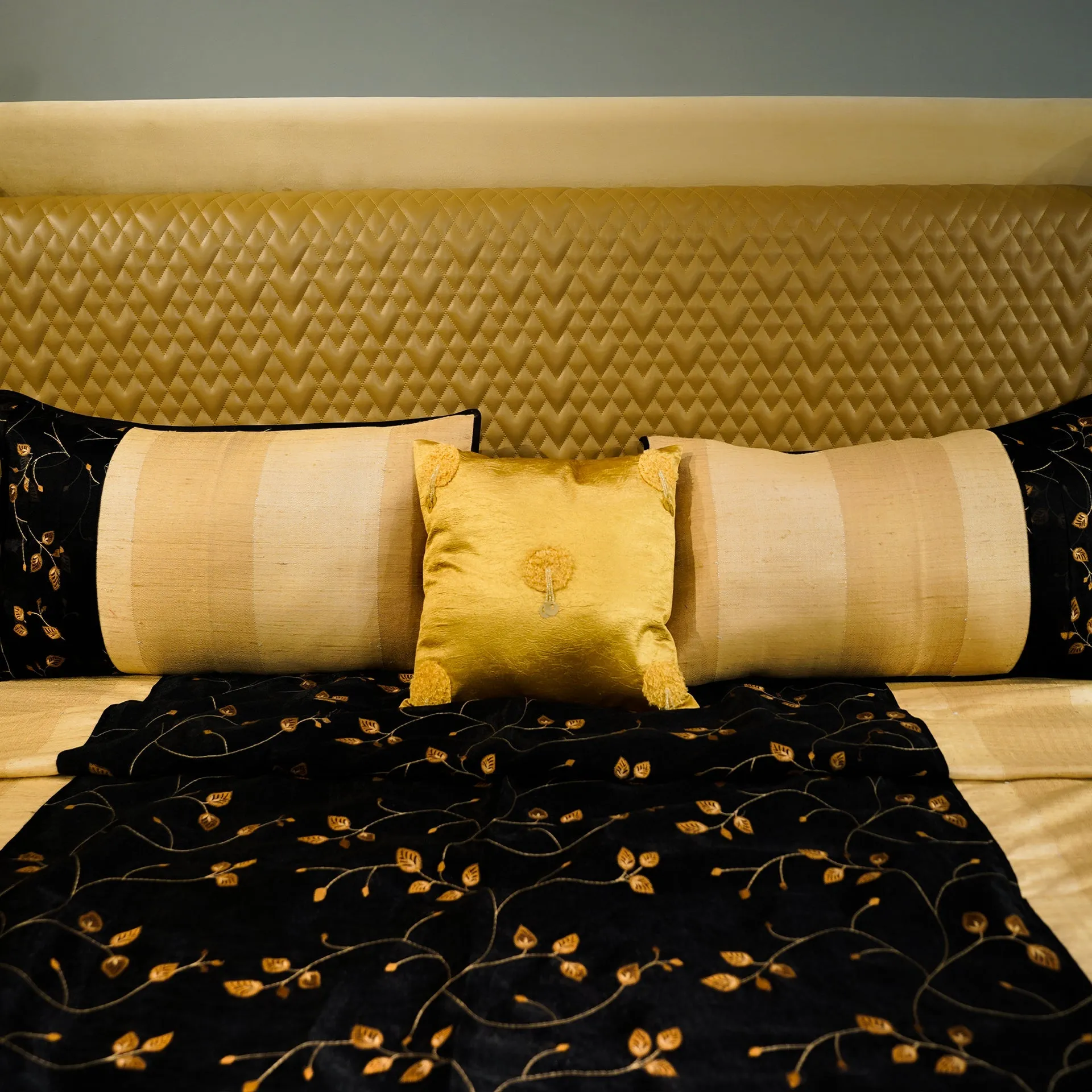 Floral Noir Elegance Bed Cover